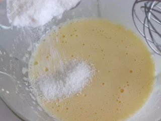 椰蓉戚风蛋糕,加入椰蓉，拌匀。