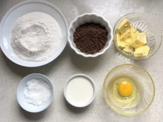 蓝莓秒芙蛋糕,黄油利用烤箱的发酵功能软化，金宝做好冷藏，低粉和泡打粉混合过筛、奶油奶酪切成小块。6寸圆模铺上油纸或刷黄油防沾。其他材料备好，烤箱预热180度！