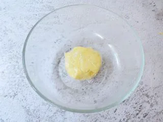 红枣派（雪燕五红丸）,包上保鲜膜放入冰箱冷藏半小时