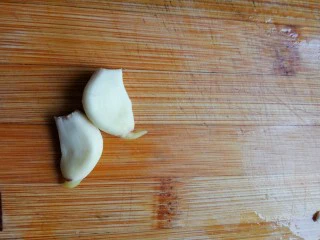 黄花鱼遇上西餐,将两粒大蒜切碎备用。