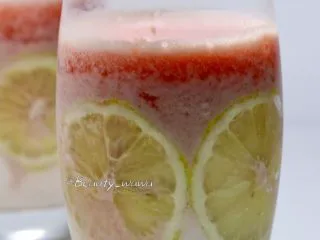 送你一杯好喝又美丽的思慕雪,最后选颜色最强烈的水果（这一款搭配里可以选西瓜或西柚）直接搅碎铺在顶层