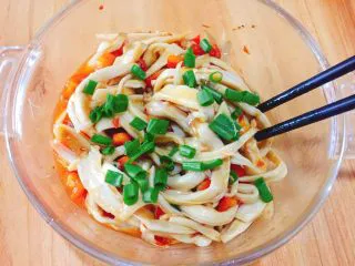 家常菜+手撕杏鲍菇,撒点葱花，滴几滴芝麻油，即可出锅装盘