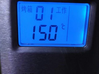 烘焙入门戚风蛋糕,把蛋糕放入烤箱,上下火150度烤制50分钟。最后十分钟的时候仔细观察蛋糕的状态,如果蛋糕颜色变的很深,可以在蛋糕上层盖一层锡纸,留出一定的高度。