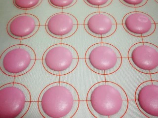 马卡龙~卡仕达酱内陷,挤好后开始凉皮,北方现在天气很干燥,大概20分钟就可以了,量好的皮用手轻轻摸一下,有一个小坑,马上又恢复原状就可以了