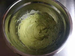 丸久小山园名物蛋糕卷--抹茶,5克抹茶粉,70毫升淡奶油,11克细砂糖混合打发至8分发。