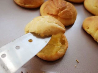 芋泥肉松泡芙,晾凉的泡芙用刀从侧面切开,但不要切断