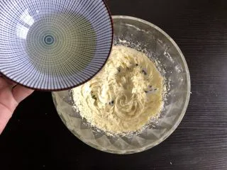 蛋奶小馒头（宝宝辅食）,分三次加入玉米油，每一次都在打发均匀后再加入