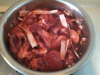 #猪里脊#绝世好叉烧-港式叉烧,用手抓均匀。