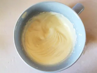 红豆抹茶巧克力慕斯,将抹茶慕斯和炼乳慕斯中的165克淡奶油打发至六分发，柔滑的程度。