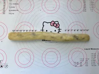 红豆沙小小酥,9、捏紧收口处。