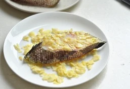 香煎杏仁鳕鱼,再二面都沾上杏仁片。