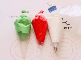 圣诞糖霜饼干,打发好的糖霜加入自己喜欢的色素颜色,装入裱花袋,在饼干上画自己喜欢的图案,晒干就可以食用啦