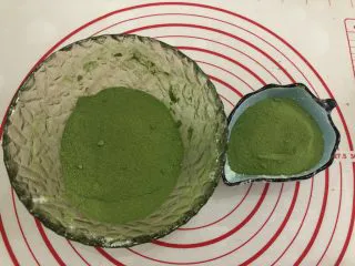 网红~~~抹茶雪花酥,分成50g和20g两份。