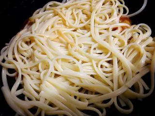 了不起的小番茄 番茄牛丸芝士意面,翻炒均匀后,加入沥干好的意面。快速翻炒10秒。