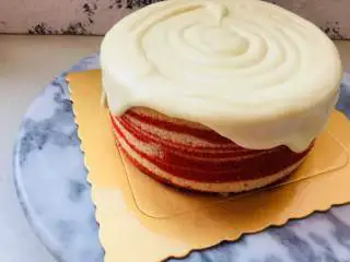 爆浆海盐红丝绒奶盖蛋糕,再将其余的奶盖酱淋于蛋糕表面，让它自然流下来。