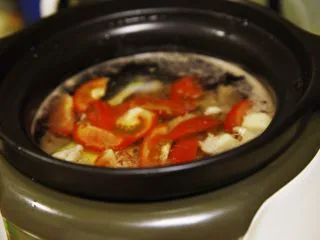 能给你多巴胺的「他」★牛肉西红柿汤,先下三分之二的西红柿,然后大概还剩20分钟左右的时候,再下剩下的三分之一。这样可以在最后品尝的时候,吃到还有型有口感的番茄,不至于全部都煮没了。