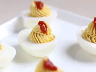 绿色美食+鱼子酱魔鬼蛋,表面点缀上鱼子酱。