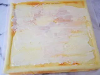 香葱肉松蛋糕卷,等蛋糕晾至手温时，抹上沙拉酱