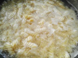 快手螺旋意大利面,中间抄拌,煮12分钟左右,捞出一根用手掐下,中间无硬芯就熟了。