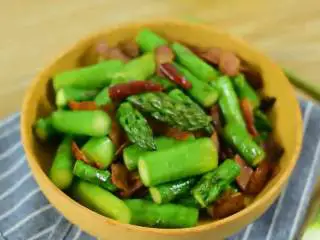 又香又嫩，这对西餐的CP用中式做法来处理也很好吃,芦笋富含膳食纤维，柔软可口，多吃能增进食欲，帮助消化哦~