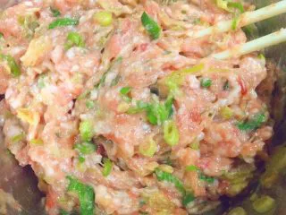 马卡龙色 高颜值汤饺系列@@ 猪肉大葱馅●麦穗饺,尝尝味道，虽然是生肉，也得尝呀。不够哪里及时调整。成这个颜色，就可以啦。肉糜一样。