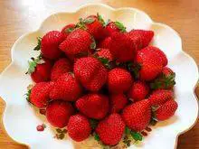 韩式—草莓蛋糕卷,沥乾水份,轻轻的擦乾备用。