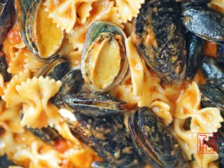 海鲜鲍鱼蝴蝶意面，其实西餐我也可以,然后加入青口和鲍鱼等继续翻炒就做好了。