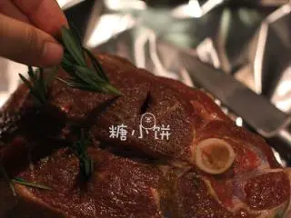 【迷迭香烤羊腿】中西混搭版,在羊腿表面用小刀扎几个孔，插入迷迭香