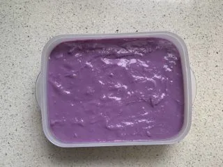 紫薯牛奶小方,这是失败的紫薯糊，还不够浓稠，太稀一晚上都不凝固😂