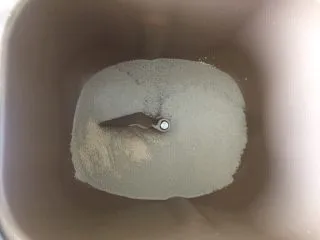 佛系养生黑芝麻辫子面包,第二步:将酵母均匀的撒入水中