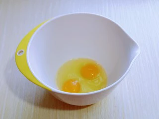 烘焙小白必做～萌狗甜甜圈,首先将鸡蛋打入深一点的器具中。
