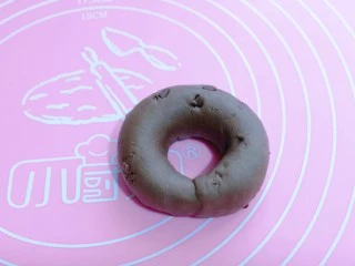 懒人必做~巧克力贝果,这样巧克力贝果胚就做好了。