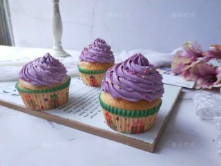 奶油纸杯蛋糕,每个蛋糕表面挤上奶油，再撒一点彩色糖颗粒点缀即可。