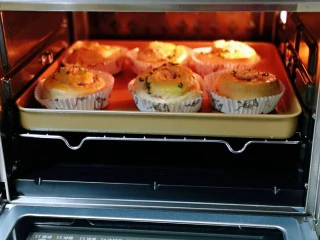 沙拉火腿面包卷,将烤盘入烤箱中层。