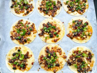 饺子皮辣酱饼,撒上葱花。