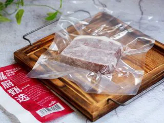 红酒黑胡椒牛排,将板腱牛排放在冷藏室里或室内自然解冻。