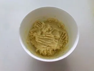 土豆爆浆芝士,土豆成泥了调料也就拌匀称了。