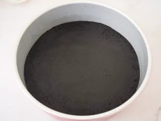 寿星公芒果慕斯蛋糕(十寸),再倒入十寸的活底模具中,压实放入冰箱冷藏备用