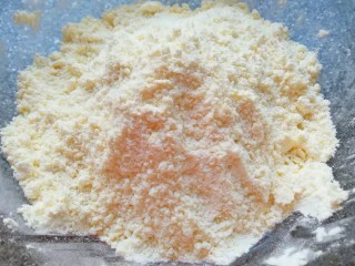 香蕉蔓越莓司康,用手搓成颗粒状。