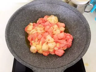 美味小零食 别样雪花酥,棉花糖开始融化，要不停的翻拌