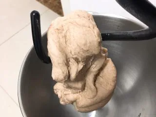 奶油黑麦奶酪包,厨师机揉面20分钟。