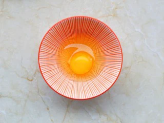 无敌好吃的苹果派,鸡蛋打散。