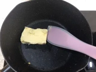 网红~~~抹茶雪花酥,将黄油放入不粘锅中,小火慢慢融化。