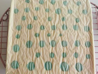 百变水果 蝶豆花蛋糕卷.百香果蓝莓馅,烤好的蛋糕倒扣放凉