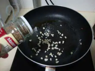 香草白酱猪排,橄榄油炒香蒜粒和百里香