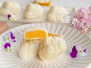 自制【咸蛋黄冰皮月饼】健康美味,清凉软糯的外皮，包裹着咸香细腻的蛋黄内馅！ 
