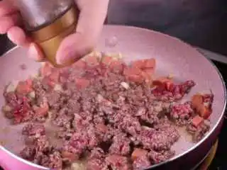 教你一个拌面的新吃法，口感爽滑劲道,适量的黑胡椒粉一同翻炒，如果喜欢黑胡椒的味道也可以多放一些。