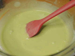 抹茶魔法蛋糕,抹茶面糊完成。