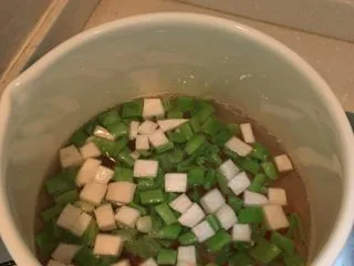 “假装米其林”牛排家庭套餐,将胡萝卜、鸡腿菇、荷兰豆、西兰花按顺序放入热开水中煮半熟，沥干。