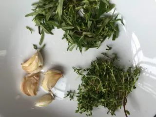 意式烤小土豆,迷迭香取叶子部份剁碎、百里香切小、大蒜拍破